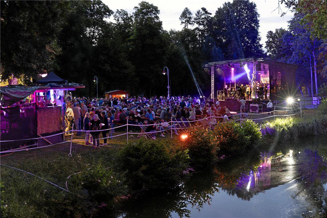 Am Samstag feiern der Musikverein Reichenberg und die Freiwillige Feuerwehr Oppenweiler das traditionelle Seenachtsfest. Archivfoto: Jörg Fiedler 