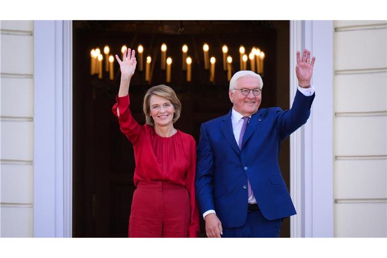 Am Samstag hat Bundespräsident Frank-Walter Steinmeier mit seiner Frau, Elke Büdenbender, viele Gäste beim Bürgerfest im Park von Schloss Bellevue empfangen. Am Sonntag ist Steinmeier beim Finale der Basketball-EM in Riga dabei.