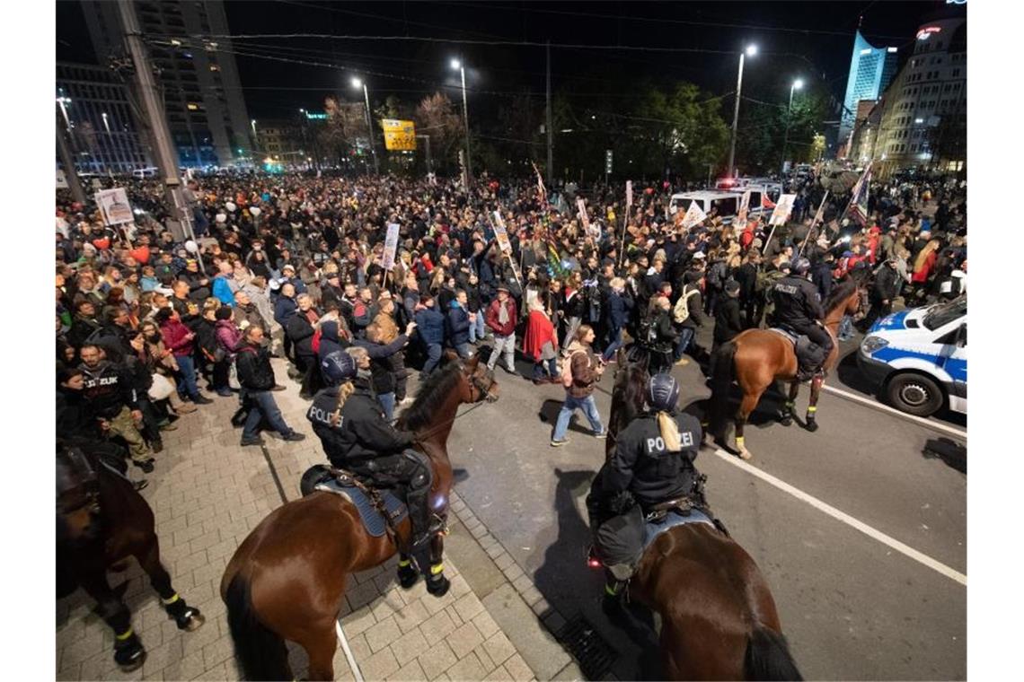 Am Samstag hatten sich in Leipzig mindestens 20.000 „Querdenker“ versammelt. 90 Prozent der Teilnehmer trugen laut Polizei keine Masken. Foto: Sebastian Kahnert/dpa-Zentralbild/dpa