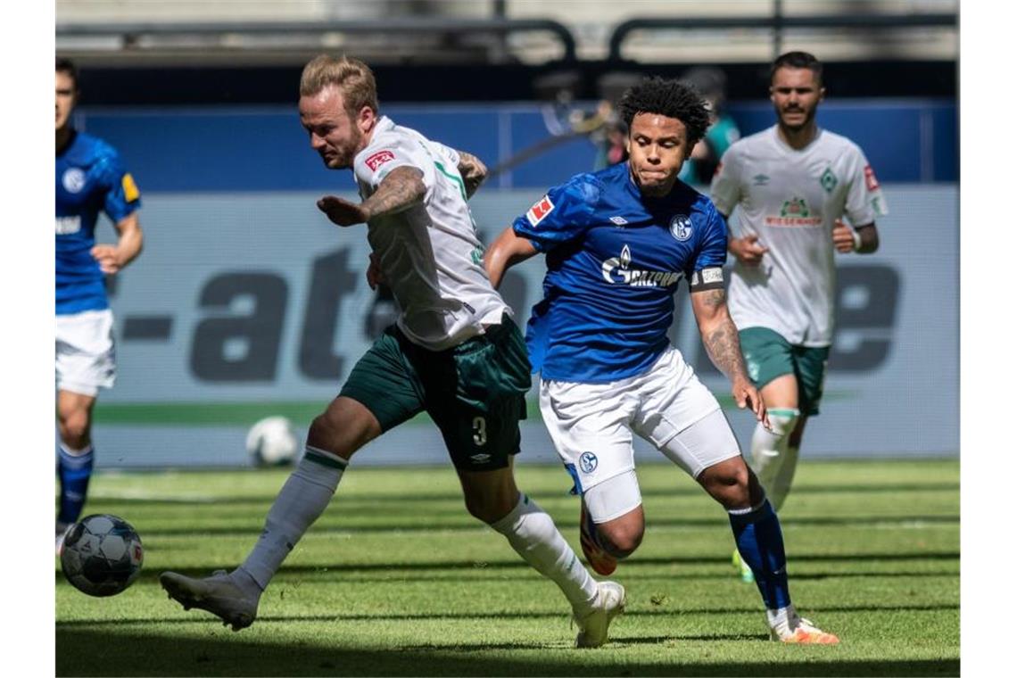 Am Samstag spielte Schalkes Weston McKennie gegen Bremen mit einer Armbinde mit dem Schriftzug „Justice for George“. Foto: Bernd Thissen/dpa