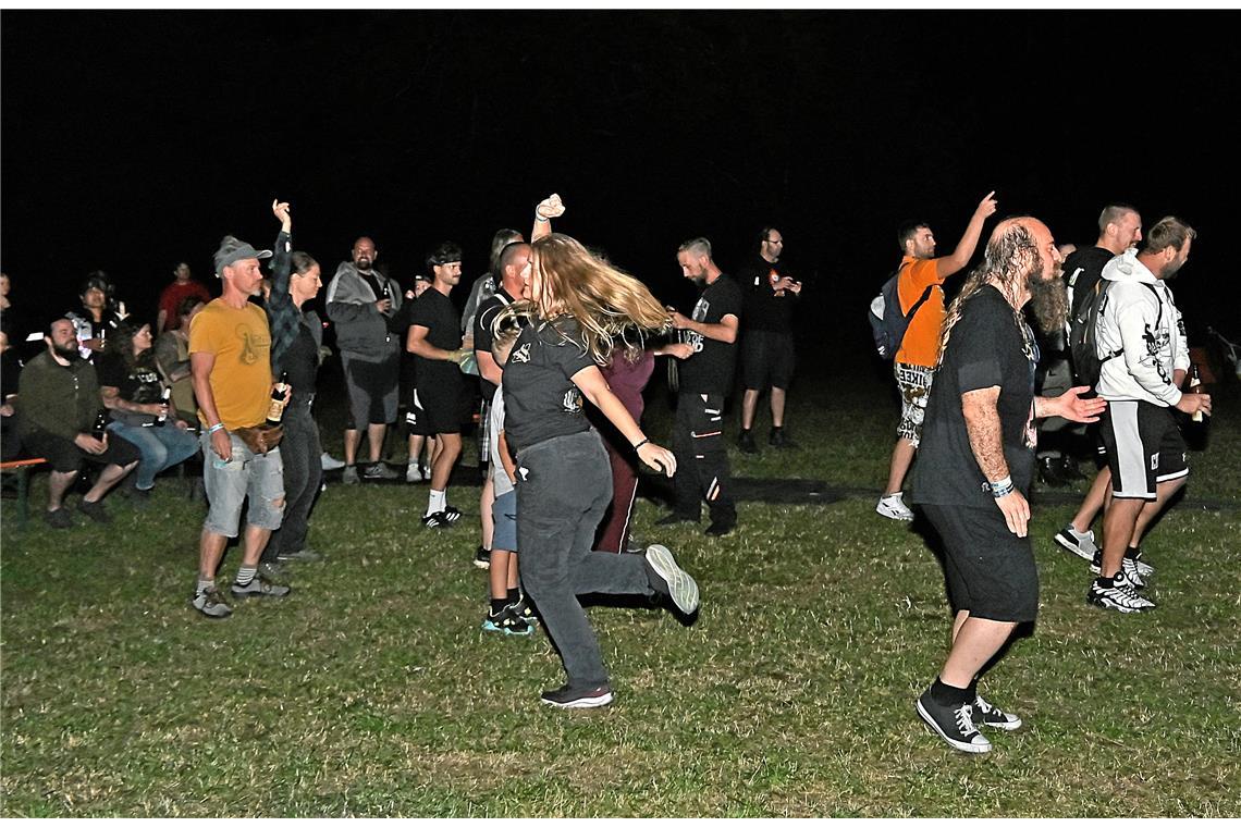 Am Samstag tanzen rund 80 Besucherinnen und Besucher über die Wiese. 