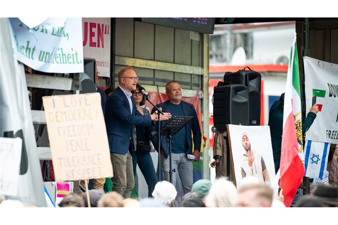 Am Samstag vergangene Woche haben bei einer Islamisten-Demo in Hamburg Rufe nach einem Kalifat bundesweit für Empörung gesorgt. Als Antwort versammeln sich rund 800 Menschen an gleicher Stelle, um gegen Islamismus und Antisemitismus zu demonstrieren. Dabei sprach auch Michael Kruse (M, FDP).