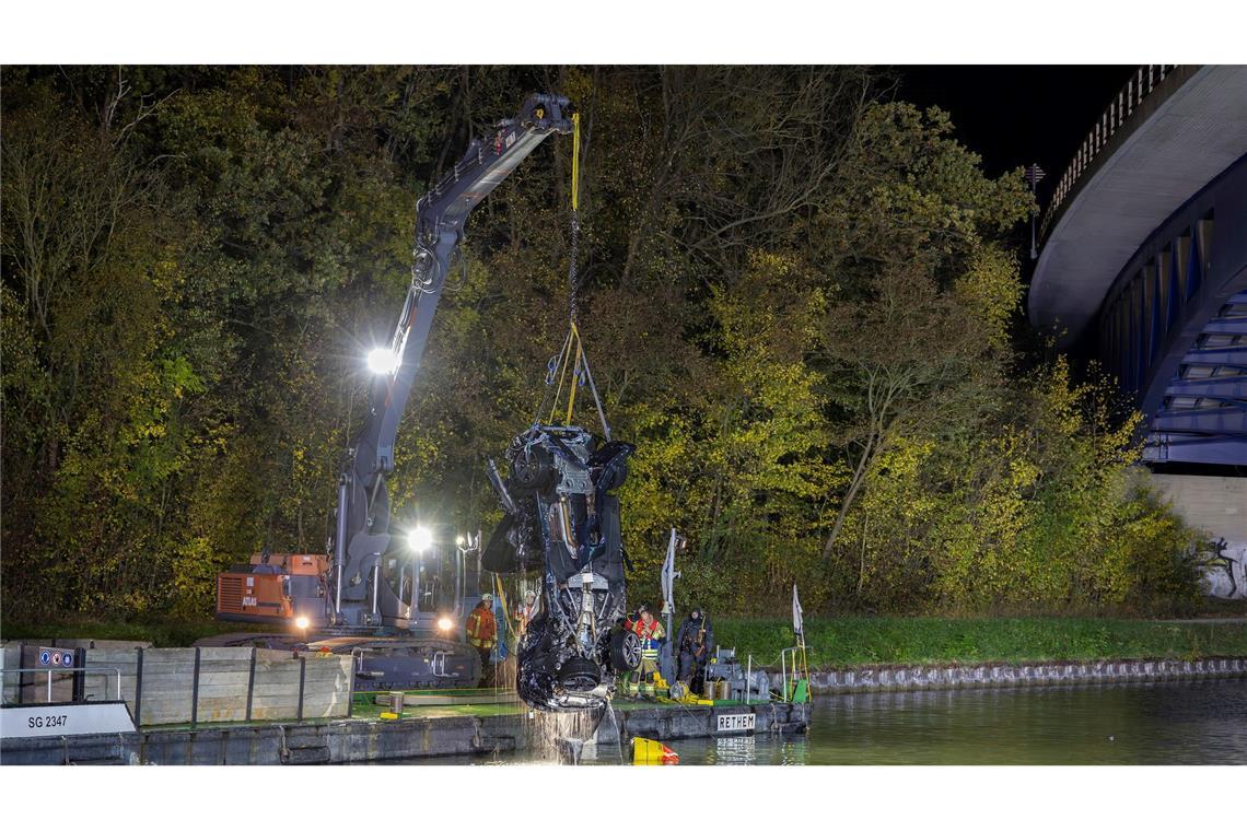 Auto stürzt nach Unfall in Mittellandkanal - drei Tote Am Samstagabend wurde mit Hilfe eines Kranfahrzeugs das Auto aus dem Mittellandkanal geborgen.