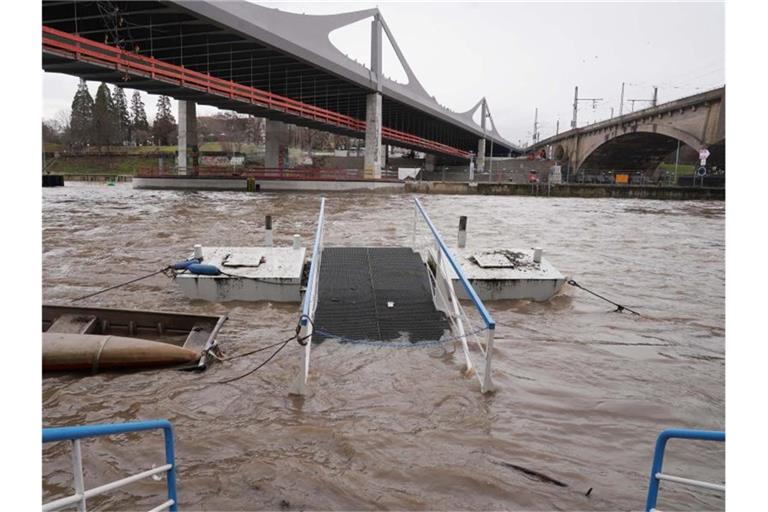 Am Schiffsanleger im Stadtteil Bad Cannstatt ist der Pegel des Neckars wegen Hochwasser erhöht. Foto: Andreas Rosar/dpa