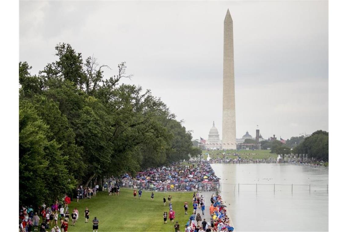 Am See vor dem Lincoln Memorial versammeln sich die Zuschauer. Foto: Andrew Harnik/AP