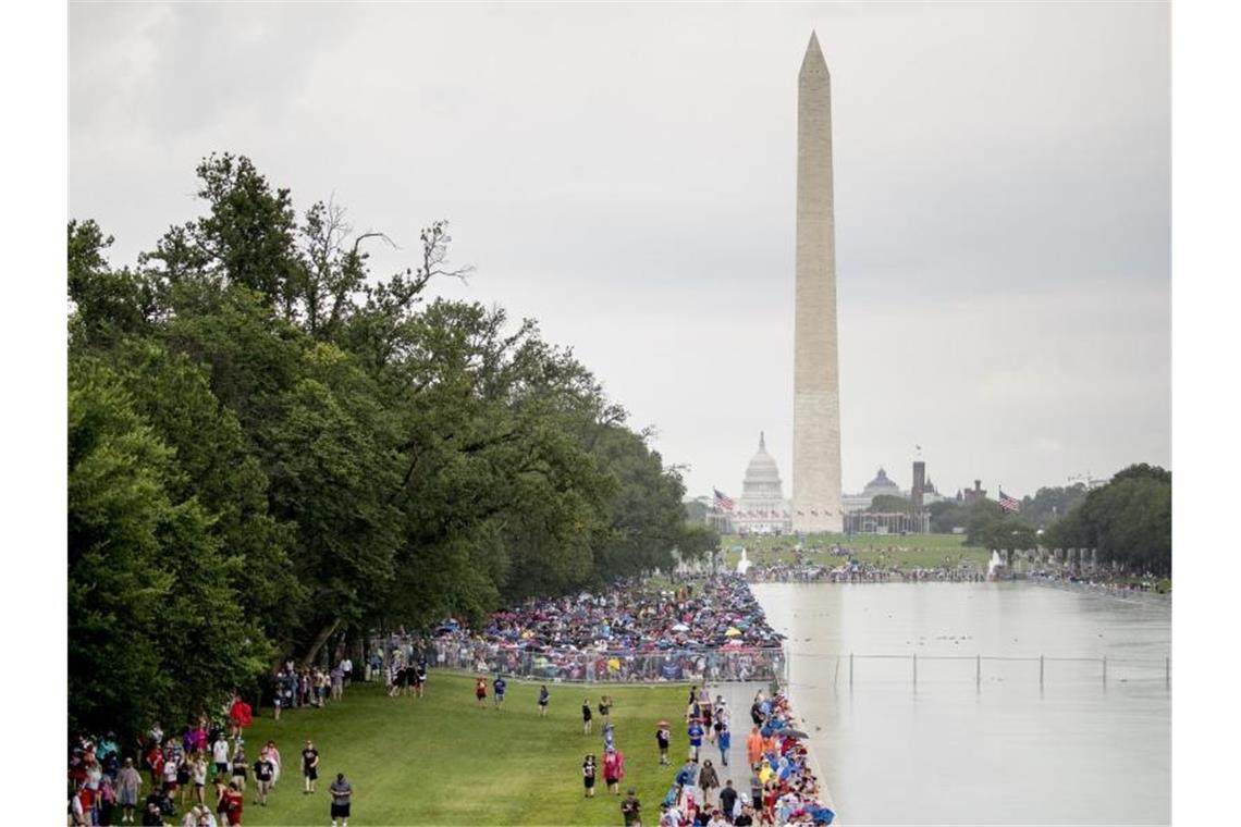 Trump mit Militärschau zum Unabhängigkeitstag Am See vor dem Lincoln Memorial versammeln sich die Zuschauer. Foto: Andrew Harnik/AP
