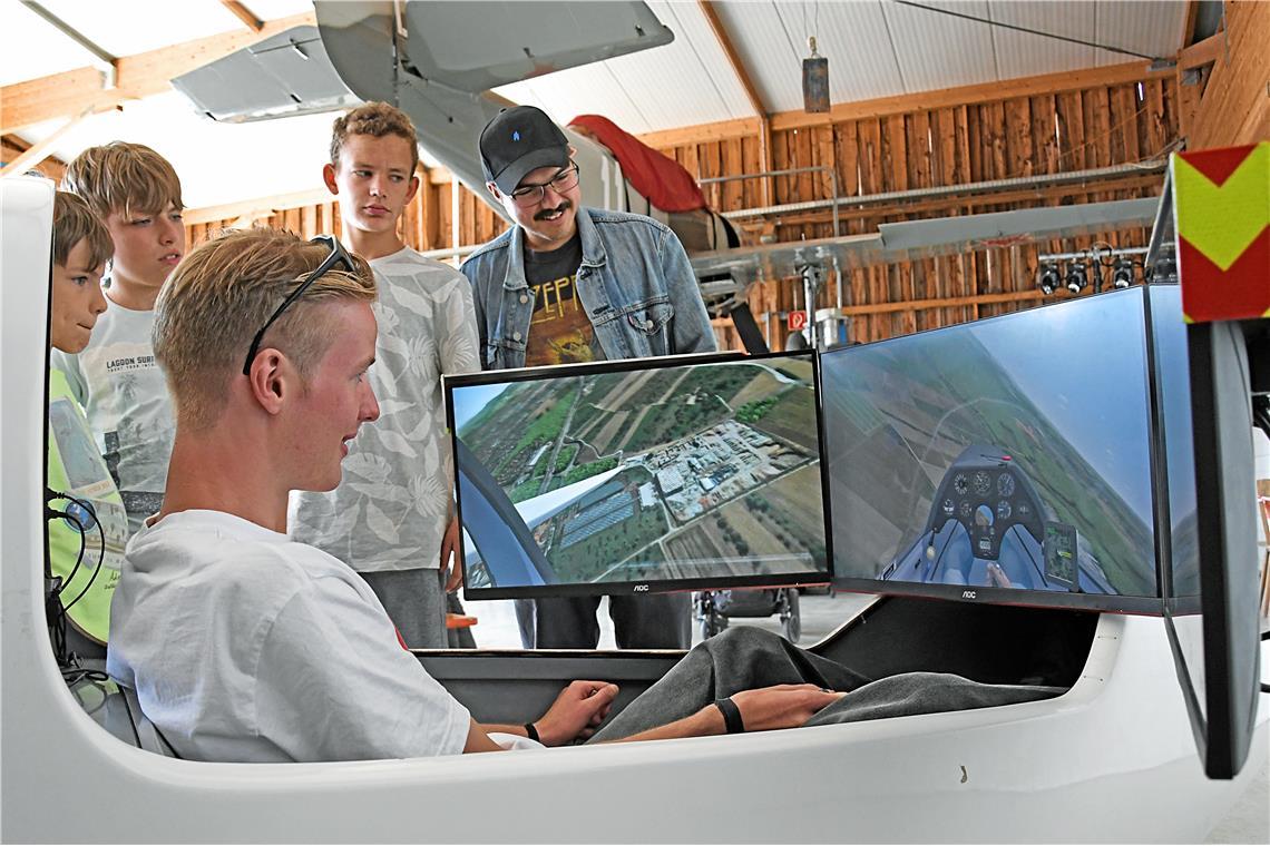 Am Segelflugsimulator können die Besucher selbst das Fliegen erleben. Flugplatzf...
