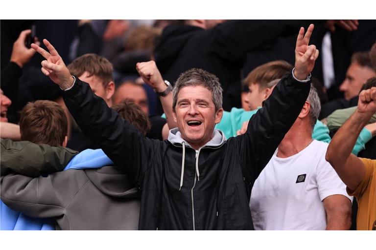 Am Sonntag hat der Oasis-Gitarrist Noel Gallagher den 1:0-Sieg seines Herzensclubs Manchester City gegen Manchester United im Stadion gefeiert. Im Sommer 2027 spielen er und sein Bruder Liam xx Konzerte in ihrer Heimatstadt.