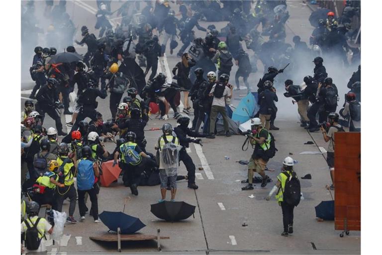 Am Sonntag kam es in Hongkong erneut zu Zusammenstößen zwischen Demonstranten und der Polizei. Foto: Gemunu Amarasinghe/AP