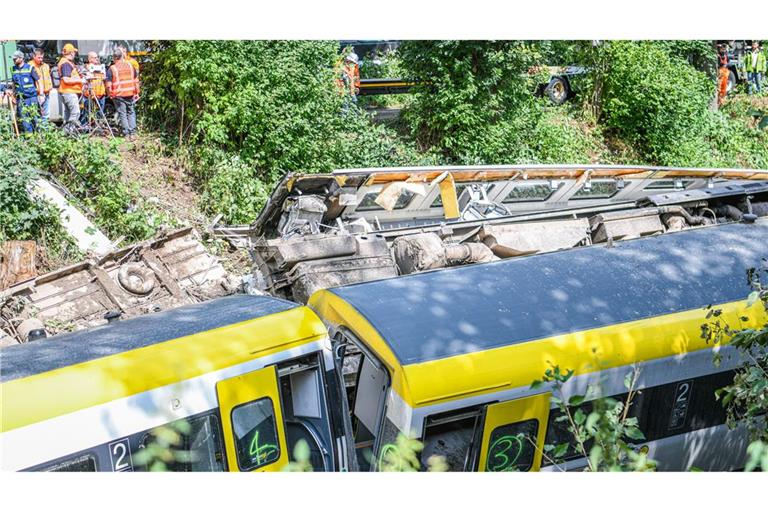 Am Sonntag war ein Regionalexpress infolge eines Hangrutsches entgleist.