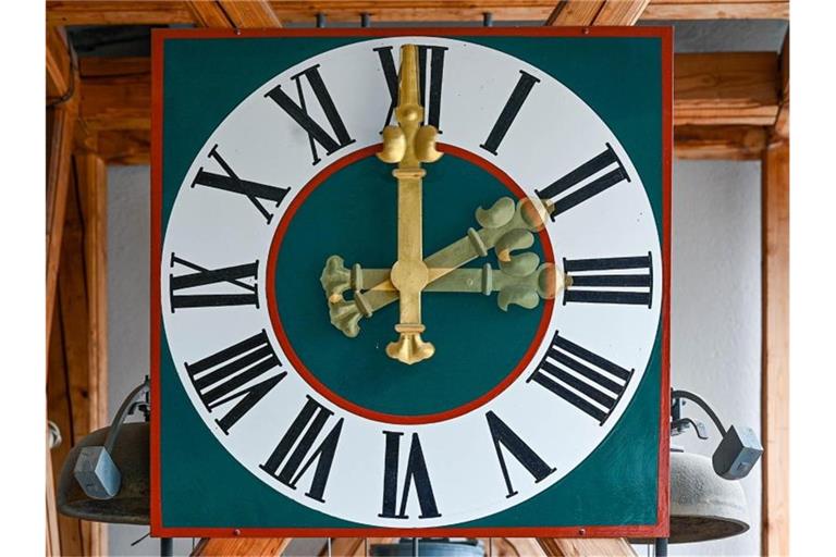 Am Sonntag wird die Uhr von drei auf zwei Uhr zurückgestellt. Foto: Armin Weigel/dpa