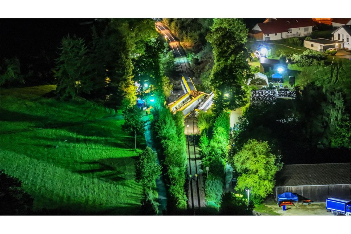 Am Sonntagabend hat sich ein schweres Zugunglück bei Riedlingen ereignet. So sieht die Unfallstelle aus der Luft aus.