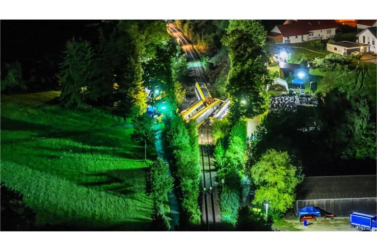 Am Sonntagabend hat sich ein schweres Zugunglück bei Riedlingen ereignet. So sieht die Unfallstelle aus der Luft aus.