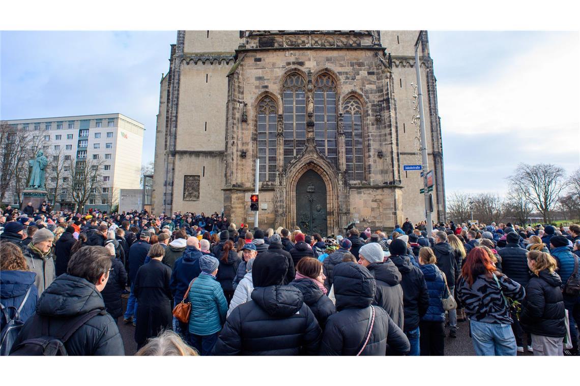 Hunderte Menschen versammeln sich bei Mahnwache