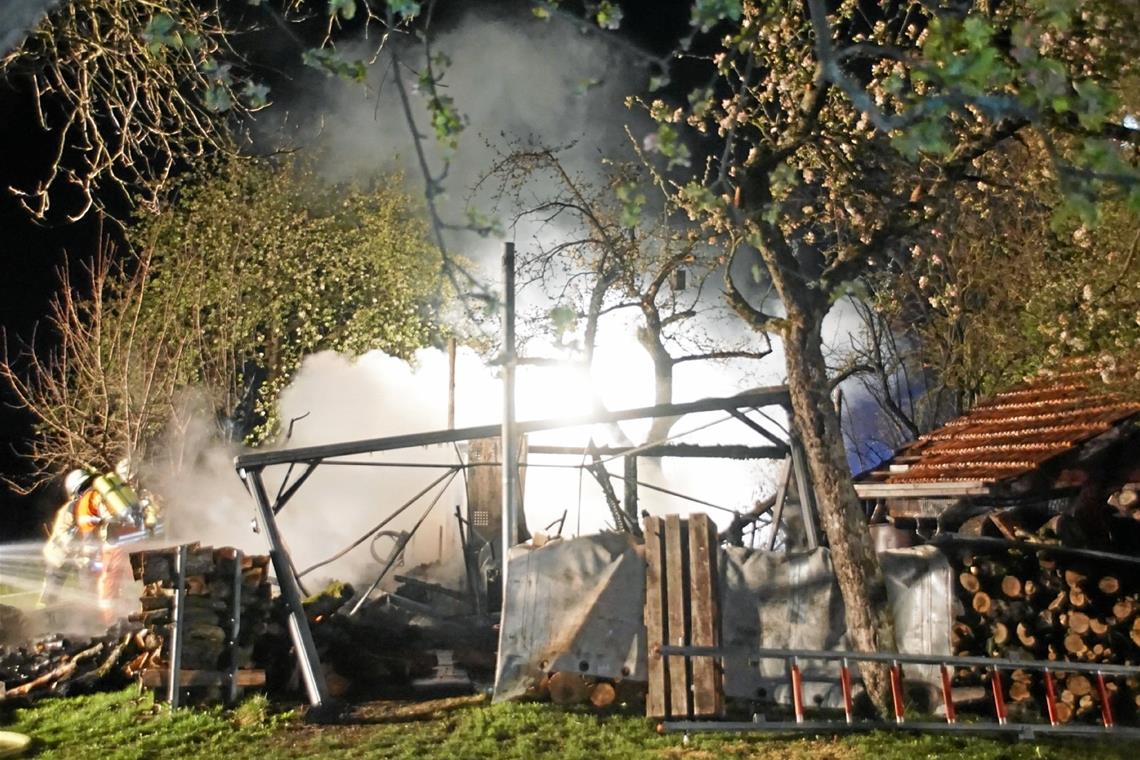 Am Sonntagmorgen kam es in Weissach im Tal in Höhe der Hohenweiler Strasse zu einem Feuerwehreinsatz wegen einer brennenden Gartenhütte. Foto: SDMG/Böhmler