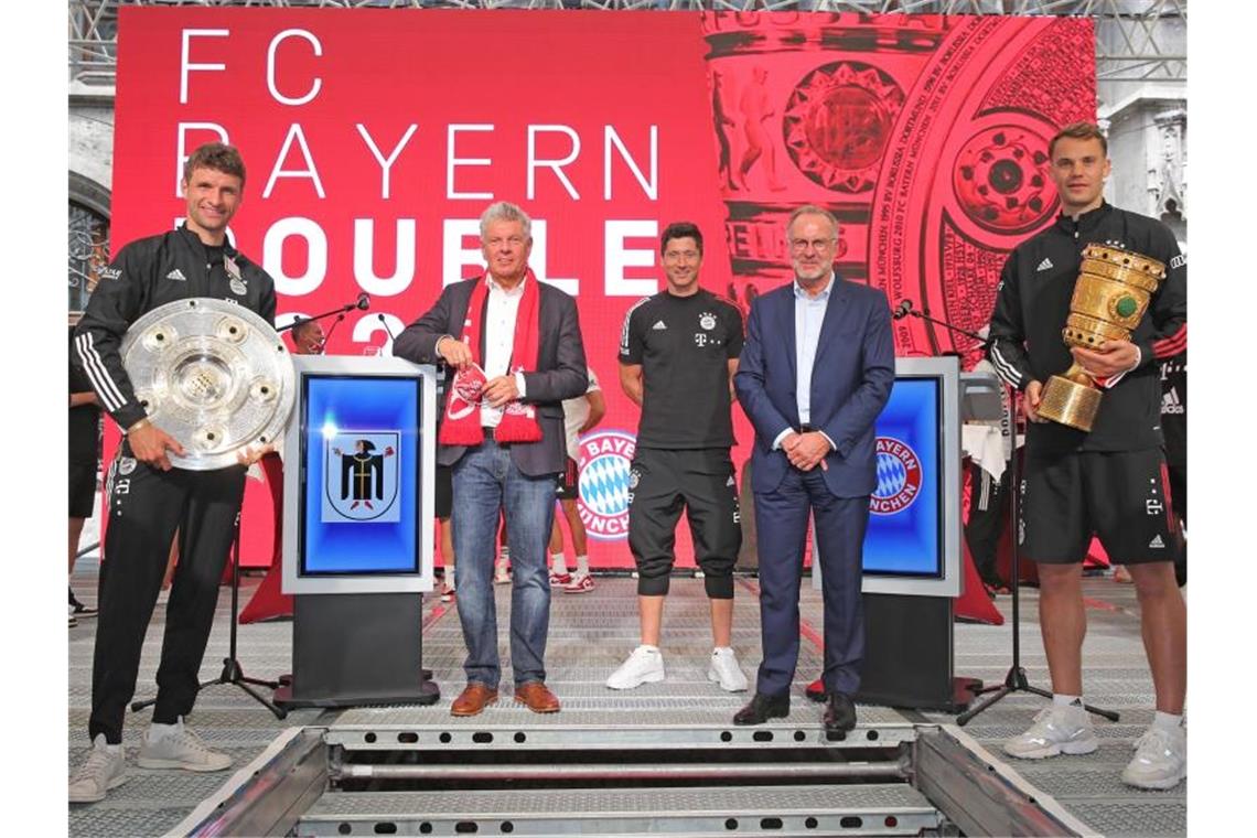 Am Sonntagnachmittag lachten die Dauergewinner des FC Bayern nach einer kurzen Nacht im Münchner Rathaus. Foto: Michael V. Nagy/Presseamt München/dpa
