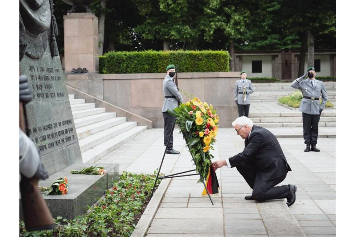 80. Jahrestag des deutschen Angriffs auf die Sowjetunion Am sowjetischen Ehrenmal Schönholzer Heide in Berlin legt Bundespräsident Frank-Walter Steinmeier zum Gedenken an den 80. Jahrestag des deutschen Überfalls auf die Sowjetunion einen Kranz nieder. Foto: Wolfgang Kumm/dpa