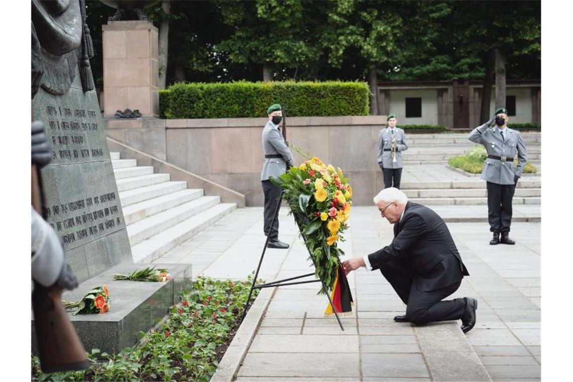 Am sowjetischen Ehrenmal Schönholzer Heide in Berlin legt Bundespräsident Frank-Walter Steinmeier zum Gedenken an den 80. Jahrestag des deutschen Überfalls auf die Sowjetunion einen Kranz nieder. Foto: Wolfgang Kumm/dpa