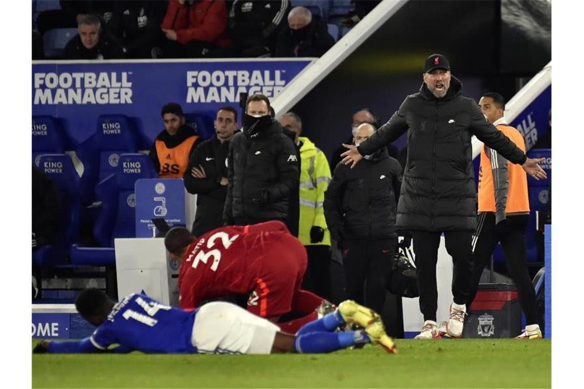 Liverpool patzt: Niederlage zum Jahresabschluss in Leicester Am Spielfeldrand regt sich Liverpools Trainer Jürgen Klopp (r) über ein vermeintliches Foul auf. Foto: Rui Vieira/AP/dpa