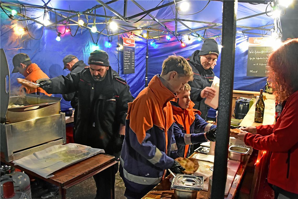 Am Stand der Jugendfeuerwehr gibt es Langos. Weihnachtsmarkt Allmersbach im Tal....