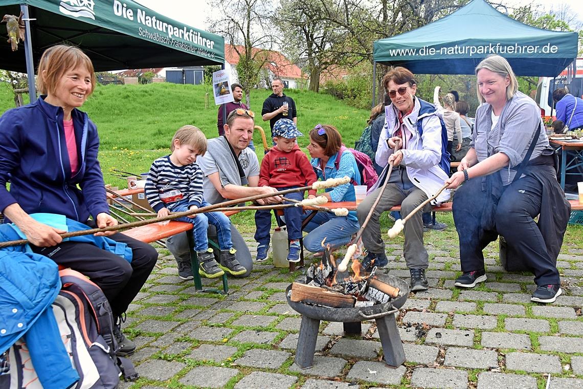 Naturparkmarkt in Allmersbach: Heimatliebe geht durch den Magen Am Stand der Naturparkführer wurden Groß und Klein mit Stockbrot verköstigt.