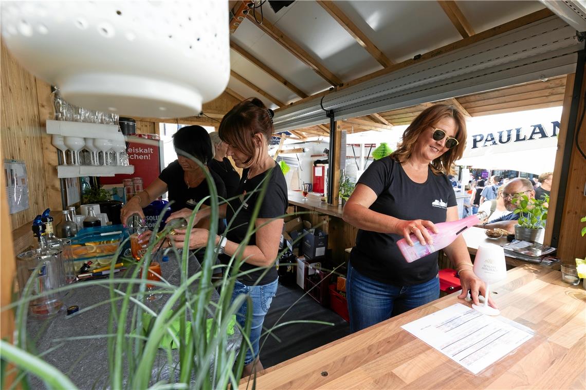 Am Stand des Backnanger Karnevals-Clubs ist Gabi Kallfaß (rechts) auch am Samstag im Einsatz. Foto: Alexander Becher