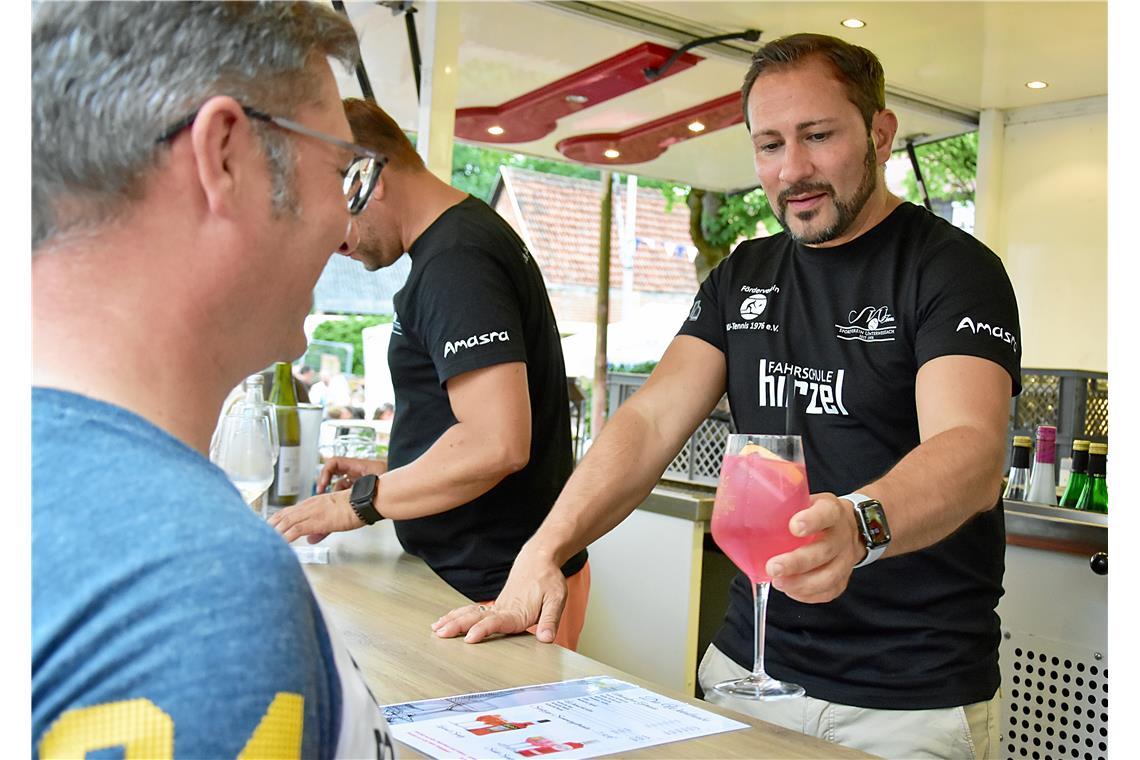 Am Stand des Tennisclub gibt es das neue Modegetränk Sarti. 