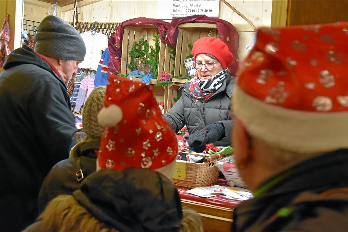 Am Stand von "amsel" (Kontaktgruppe Multiple Sklerose Erkrankter) werden selbstg...