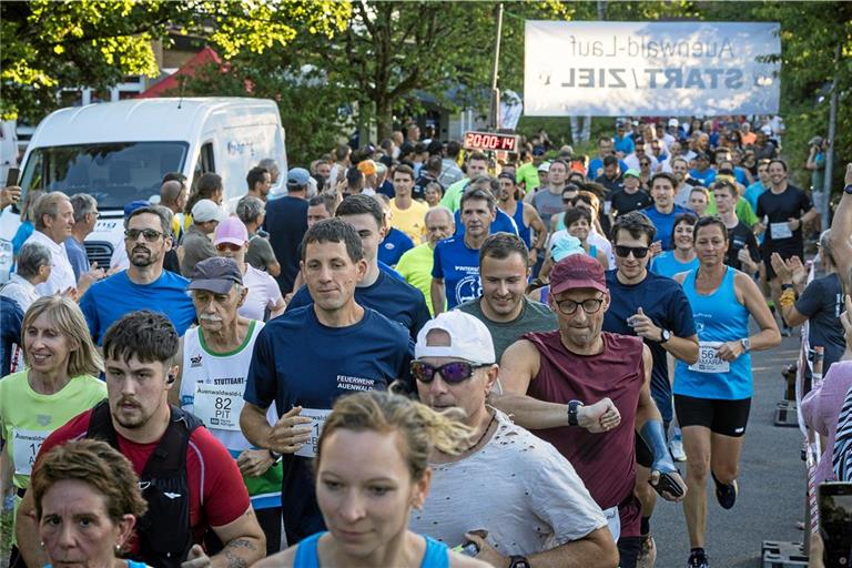 Am Start ist es etwas enge, doch die Premiere des Auenwaldlaufs an der Mehrzweckhalle Hohnweiler ist geglückt. Fotos: Alexander Becher
