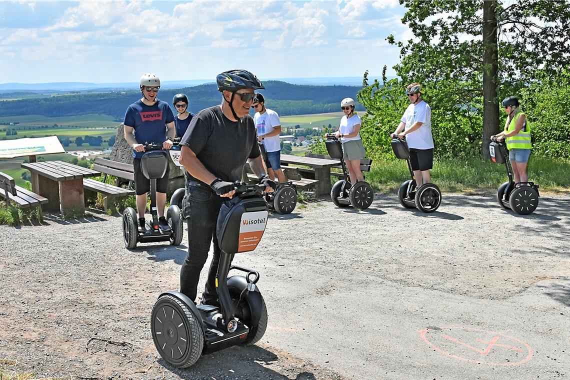 Aspach: Auf dem Segway die innere Mitte finden Am „Stein“ beim Aspacher Panorama gab es eine kleine Pause für Familie Schick. Heinz Fischer führt die Kolonne an, Anke Schick bildet mit Warnweste das Schlusslicht. Foto: Tobias Sellmaier
