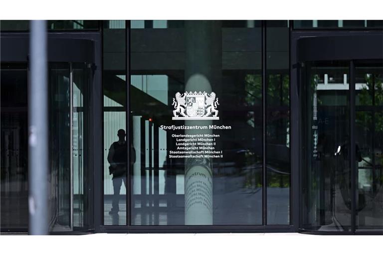 Am Strafjustizzentrum in München startet der Prozess gegen einen Mann, der den Mord an Millionen Juden durch das Nazi-Regime leugnen soll.