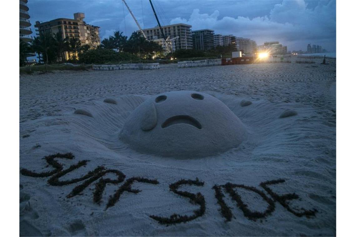 Biden besucht Unglücksstelle von Hauseinsturz - 18 Tote Am Strand in der Nähe des eingestürzten Champlain Towers South wurde eine Sandskulptur gebaut. Foto: Pedro Portal/Miami Herald/AP/dpa