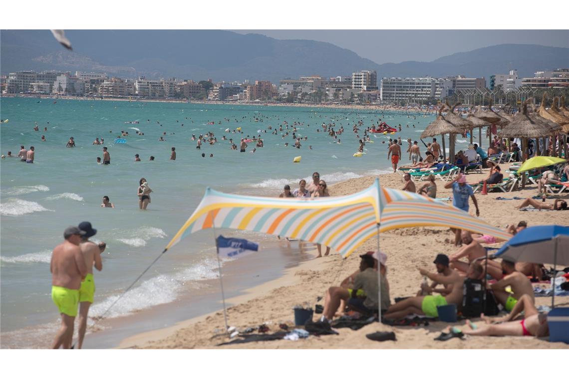 Hitze im Urlaub: Wo ist es erträglich, wo nicht? Am Strand - wie hier auf Mallorca - lässt es sich gut aushalten