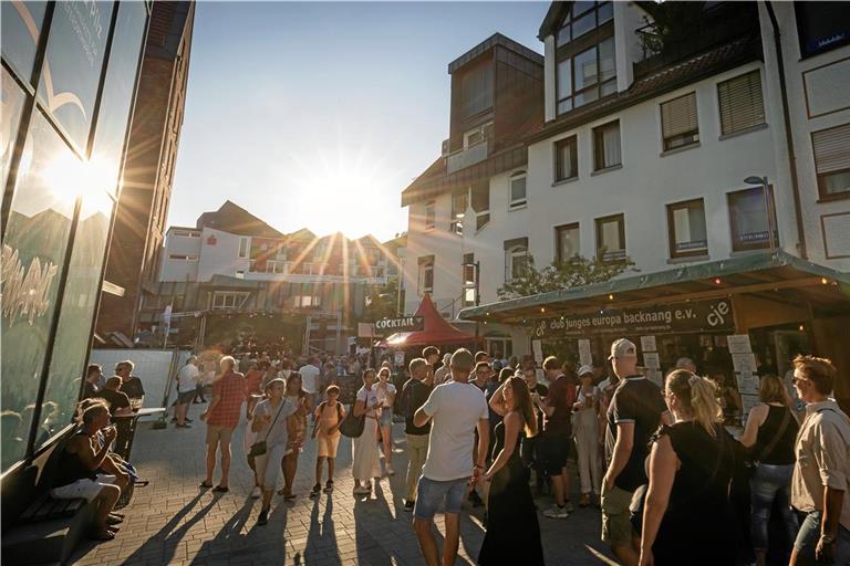 Am Straßenfest ist gefühlt die ganze Innenstadt voller Menschen – da kommt es schon vor, dass man auch mal zufällig einen Bekannten trifft. Archivfoto: Alexander Becher