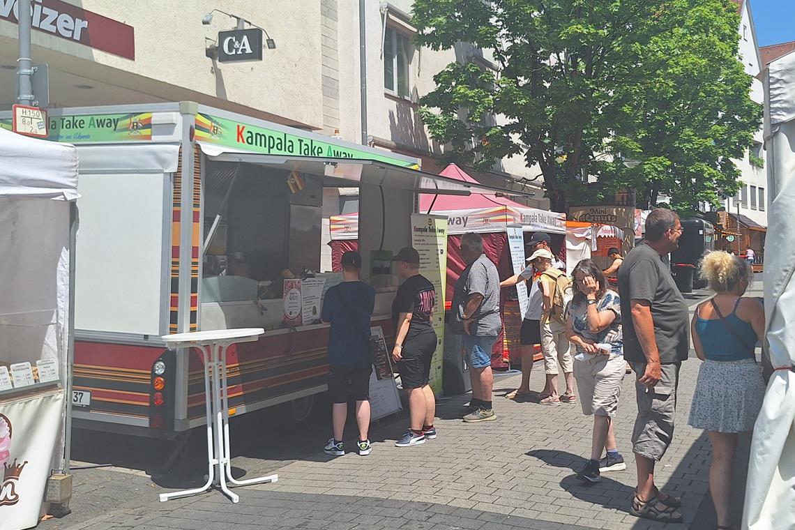 Am Straßenfestsonntag füllen sich die Straßen deutlich früher.