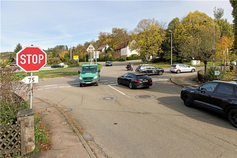 Am Sulzbacher Eck kreuzt sich die Landesstraße nach Murrhardt mit der Haller Straße. Wenn der Knoten mit moderner Ampeltechnik ausgestattet wird, soll er nach Expertenansicht fast genauso leistungsfähig sein wie ein großer Kreisel, aber deutlich weniger kosten. Foto: Jörg Fiedler