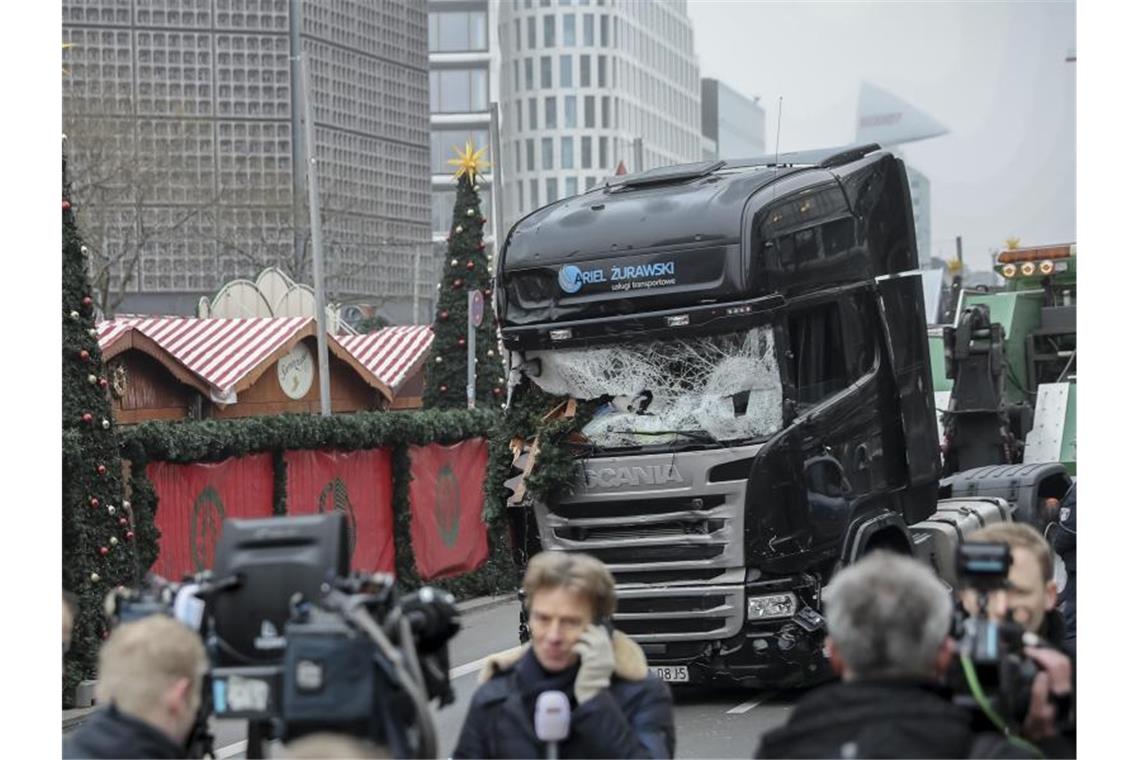 Am Tag danach: Der Lkw, den Amri für seinen Terror benutzte, steht noch auf dem Berliner Breitscheidplatz. Foto: Michael Kappeler/dpa