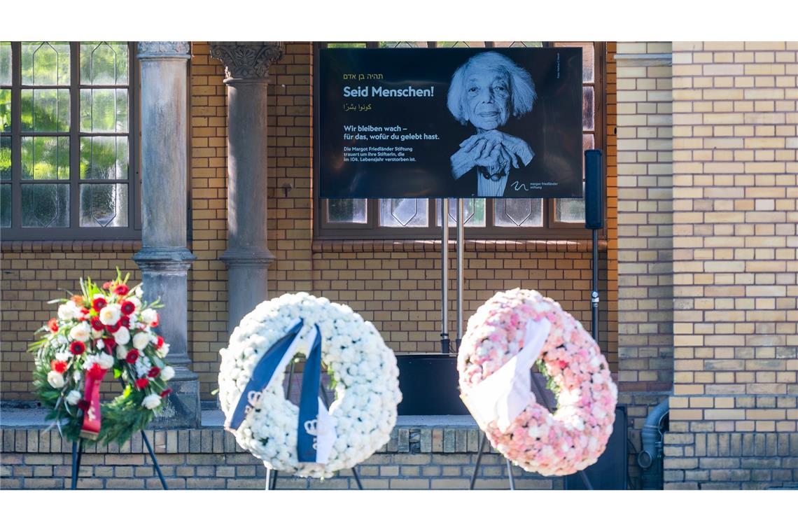 Bilder des Tages Am Tag der Beisetzung der Holocaust-Überlebenden Margot Friedländer stehen Kränze und ein Bild von Friedländer auf dem Jüdischen Friedhof Weißensee.