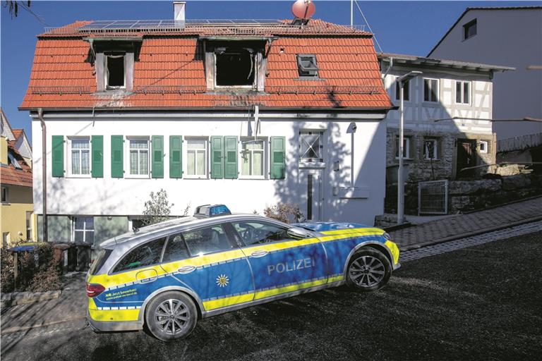 Am Tag nach dem Feuer: Von außen ist der Schaden in der Flüchtlingsunterkunft direkt gegenüber des Rathauses nicht gleich erkennbar. Doch das ganze Dachgeschoss ist verrußt und stinkt nach Rauch, in der Wohnung darunter sind erhebliche Mengen Löschwasser eingedrungen. Foto: A. Becher