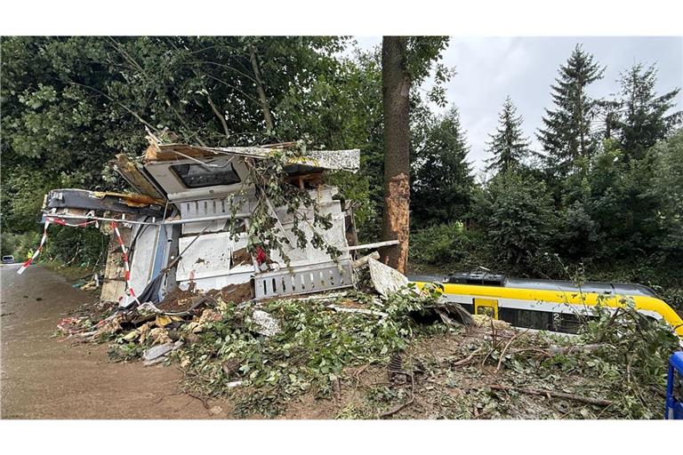 Am Tag nach dem Unglück wird das Ausmaß der Zerstörung an den Waggons sichtbar.