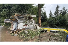 Am Tag nach dem Unglück wird das Ausmaß der Zerstörung an den Waggons sichtbar.