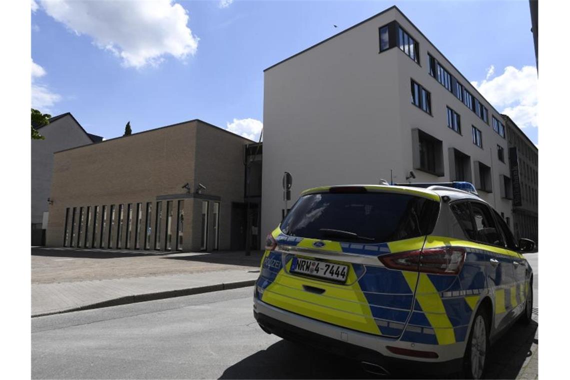 Bundesregierung: „Antisemitische Kundgebungen nicht dulden“ Am Tag nach den antisemitischen Vorfällen steht ein Polizeiwagen vor der Synagoge in Gelsenkirchen. Foto: Roberto Pfeil/dpa