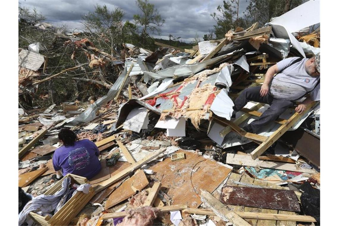 Am Tag nach den Unwettern verschaffen sich Bewohner einen Überblick, was von ihrem Hab und Gut übrig geblieben war. Foto: Curtis Compton/Atlanta Journal-Constitution/AP/dpa