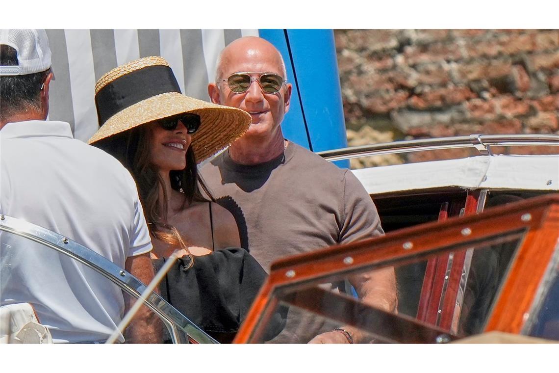 Party, Party, Party: Bezos und Sánchez feiern weiter Am Tag nach der Hochzeit lassen sich Jeff Bezos und seine Frau Lauren in "Harry's Bar" bringen.
