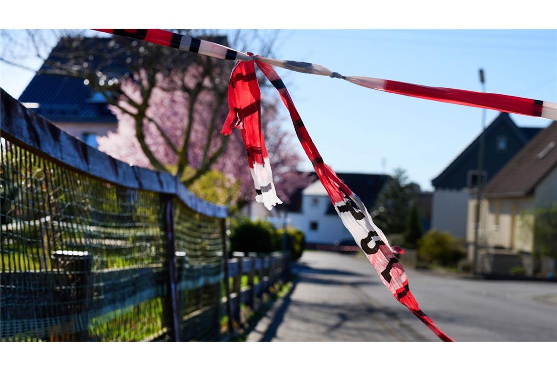Mann aus Nachbardorf als mutmaßlicher Dreifachmörder gesucht Am Tag nach der Tat laufen die Ermittlungen vor Ort weiter - ein 61-Jähriger steht unter dringendem Tatverdacht.