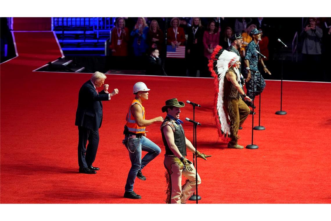 Trump tanzt zu "Y.M.C.A.": Ein Song schallt durch Washington Am Tag vor seiner Vereidigung steht Trump mit den Village People auf der Bühne.