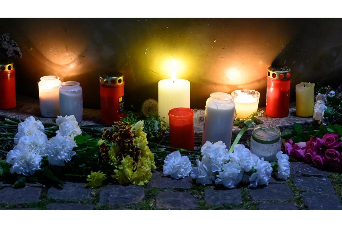 Am Tatort haben Menschen mit Blumen und Kerzen ihr Mitgefühl ausgedrückt.