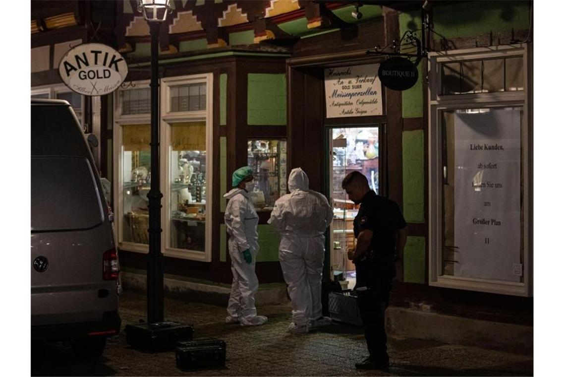 Am Tatort in der Altstadt von Celle werden Spuren gesichert. Foto: Moritz Frankenberg/dpa