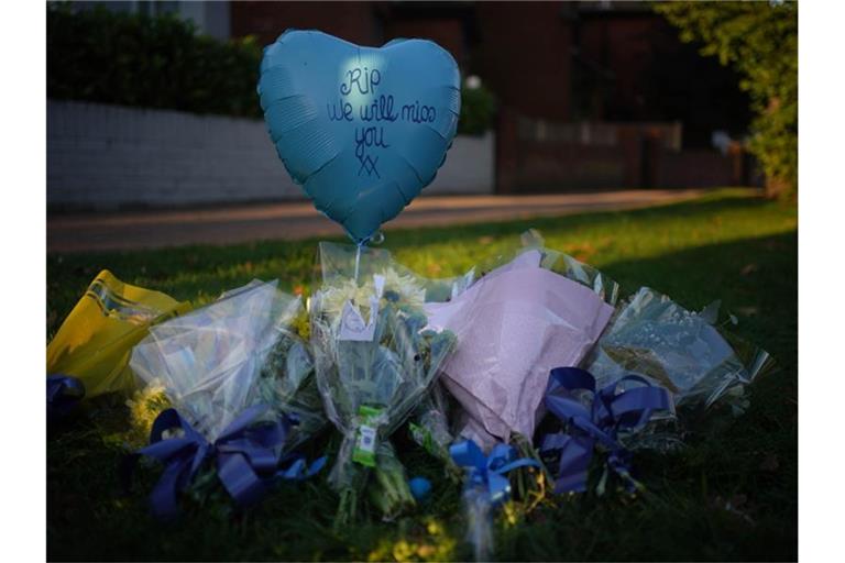 Am Tatort in der Nähe der Belfairs Methodist Church haben Menschen Blumen abgelegt. Foto: Yui Mok/PA Wire/dpa