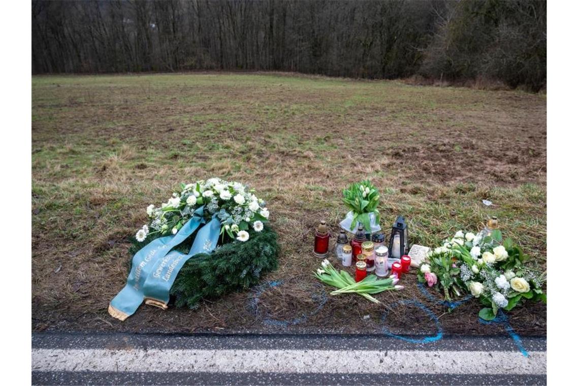 Am Tatort in Rheinland-Pfalz liegen Trauerkränze. Foto: Harald Tittel/dpa